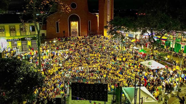 Los parques de los municipios del Quindío vibraron con el triunfo de la Selección Colombia en pantallas gigantes. Foto: Cortesía Alcaldia de Montenegro