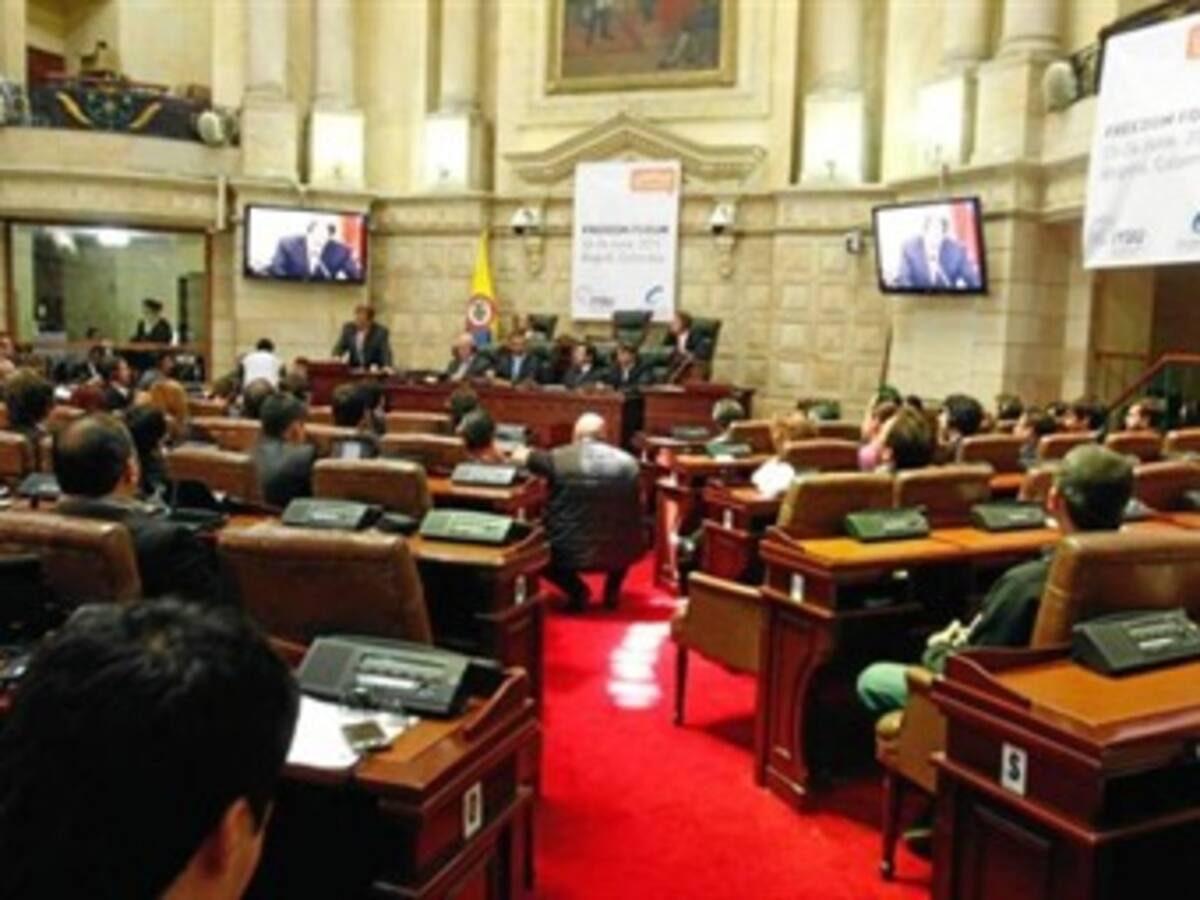 Congresistas destacan decisión de congelar precios de combustibles
