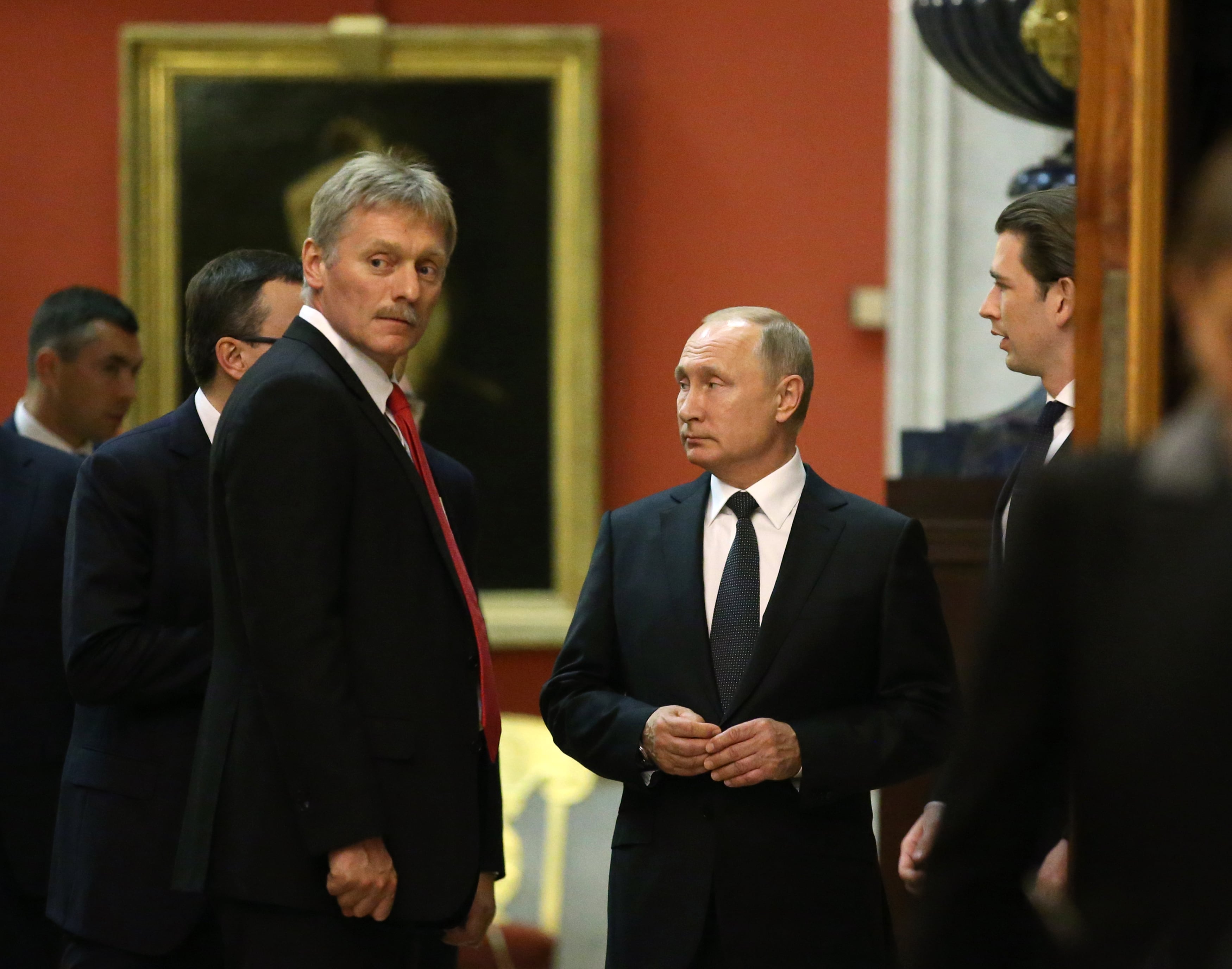 Presidente ruso Vladimir Putin (C), junto al portavoz del gobierno Dmitry Peskov (izquierda) (Cortesía: Mikhail Svetlov/Getty Images)