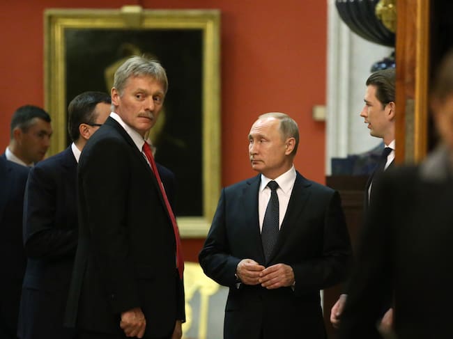 Presidente ruso Vladimir Putin (C), junto al portavoz del gobierno Dmitry Peskov (izquierda) (Cortesía: Mikhail Svetlov/Getty Images)