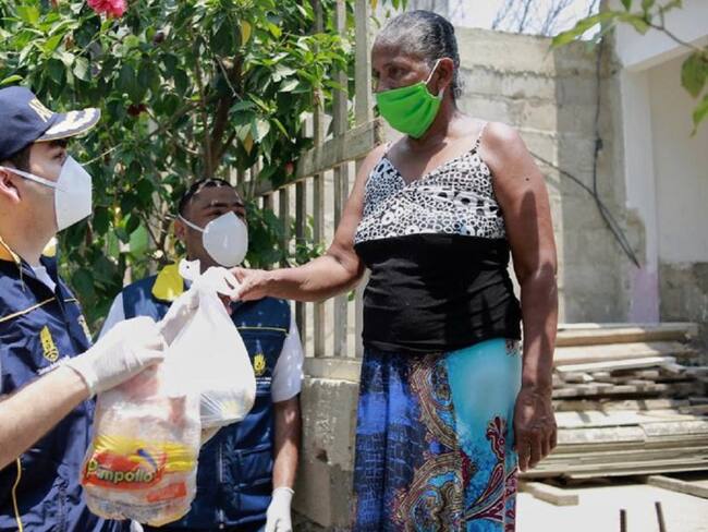 Gobernador de Bolívar entregó ayudas en barrio Olaya Herrera de Cartagena