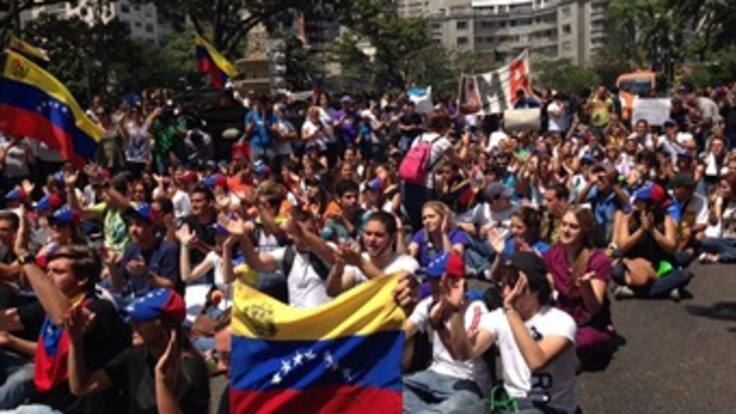 Jóvenes chavistas salen a las calles