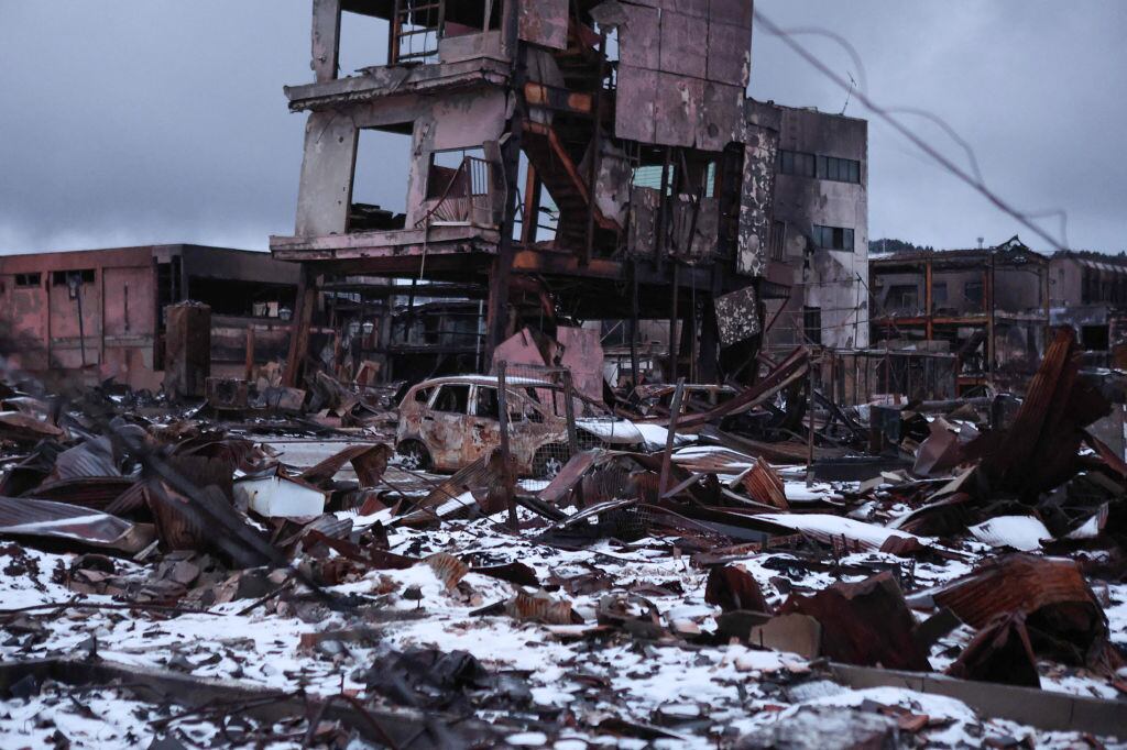 La nieve cubre las ruinas quemadas del mercado matutino de Wajima en la ciudad de Wajima, prefectura de Ishikawa, el 7 de enero de 2024, después de que un gran terremoto de magnitud 7,5 sacudiera la región de Noto en la prefectura de Ishikawa el día de Año Nuevo.
(Foto de JIJI Press / AFP) / Japón FUERA (Foto de STR/JIJI Press/AFP vía Getty Images)