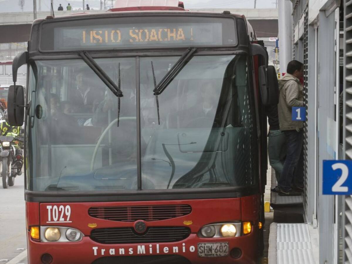 Por robarle el celular, un abogado boyacense fue herido en Transmilenio