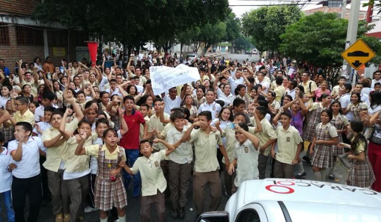 Protesta de estudiantes del colegio Carlos Pérez Escalante en Cúcuta