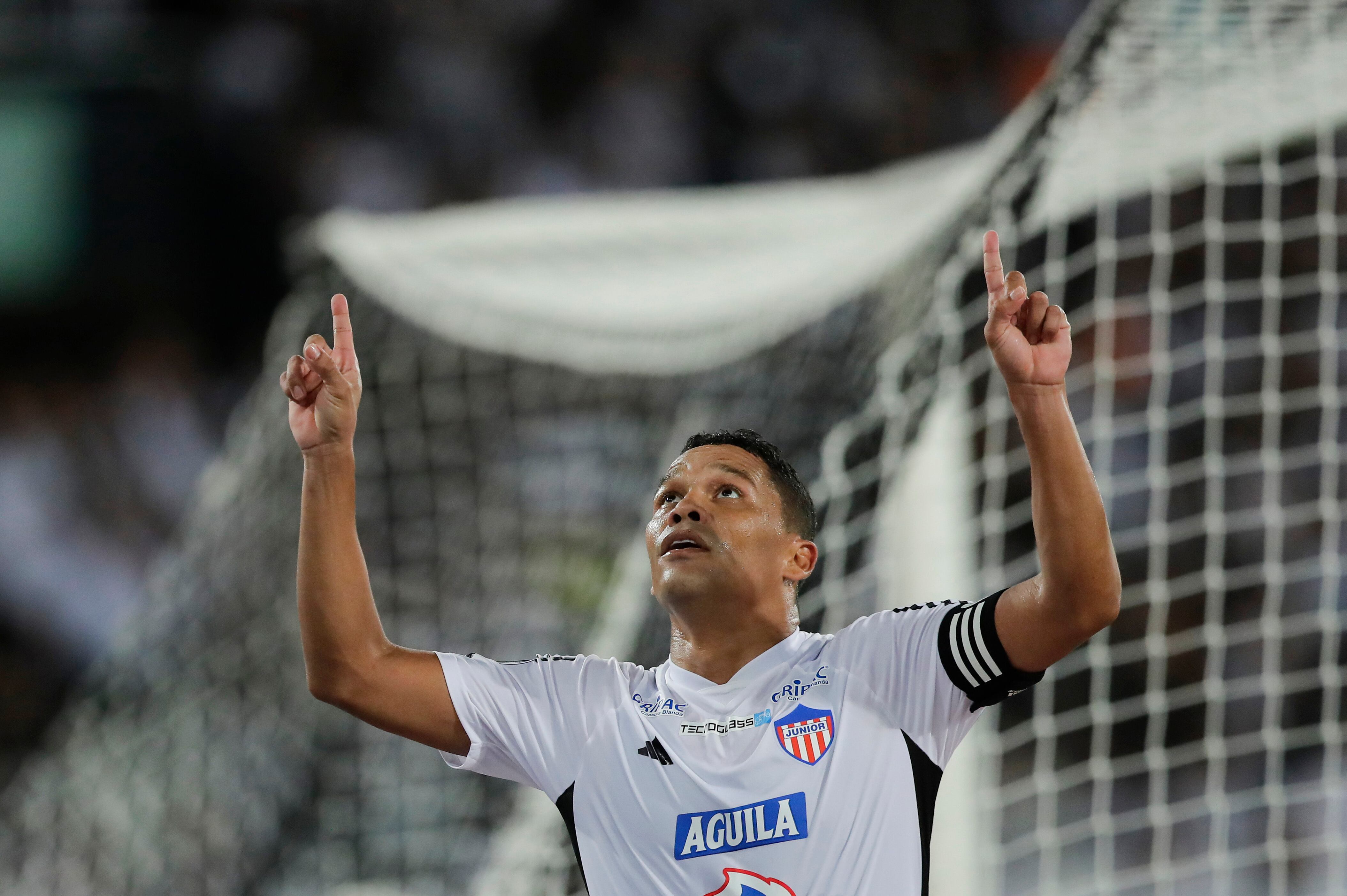 AMDEP8864. RÍO DE JANEIRO (BRASIL), 03/04/2024.- Carlos Bacca de Junior celebra un gol este miércoles, en un partido de la fase de grupos de la Copa Libertadores entre Botafogo y Junior en el estadio Olímpico Nilton Santos de Río en Janeiro (Brasil). EFE/ Andre Coelho