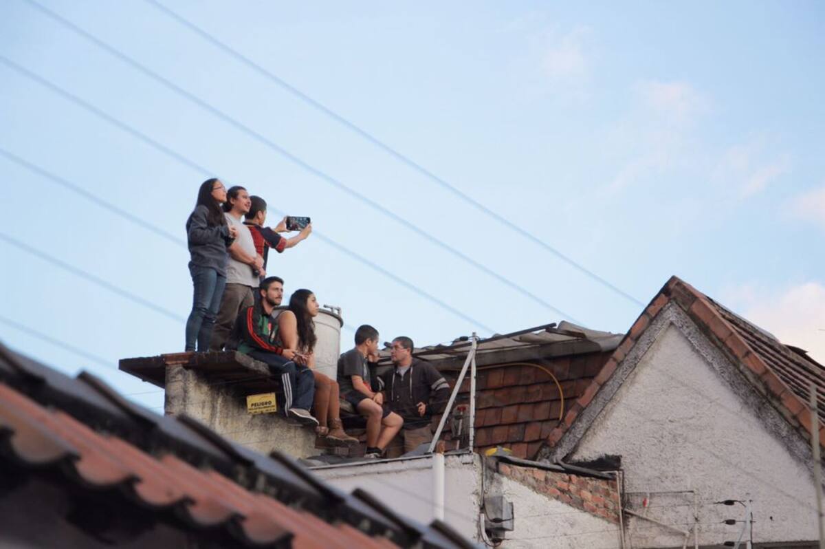 Los habitantes de Teusaquillo fueron muy recursivos a la hora de tener una imagen del papa Francisco, algunos de ellos usaron el tejado de su casa como vitrina. 