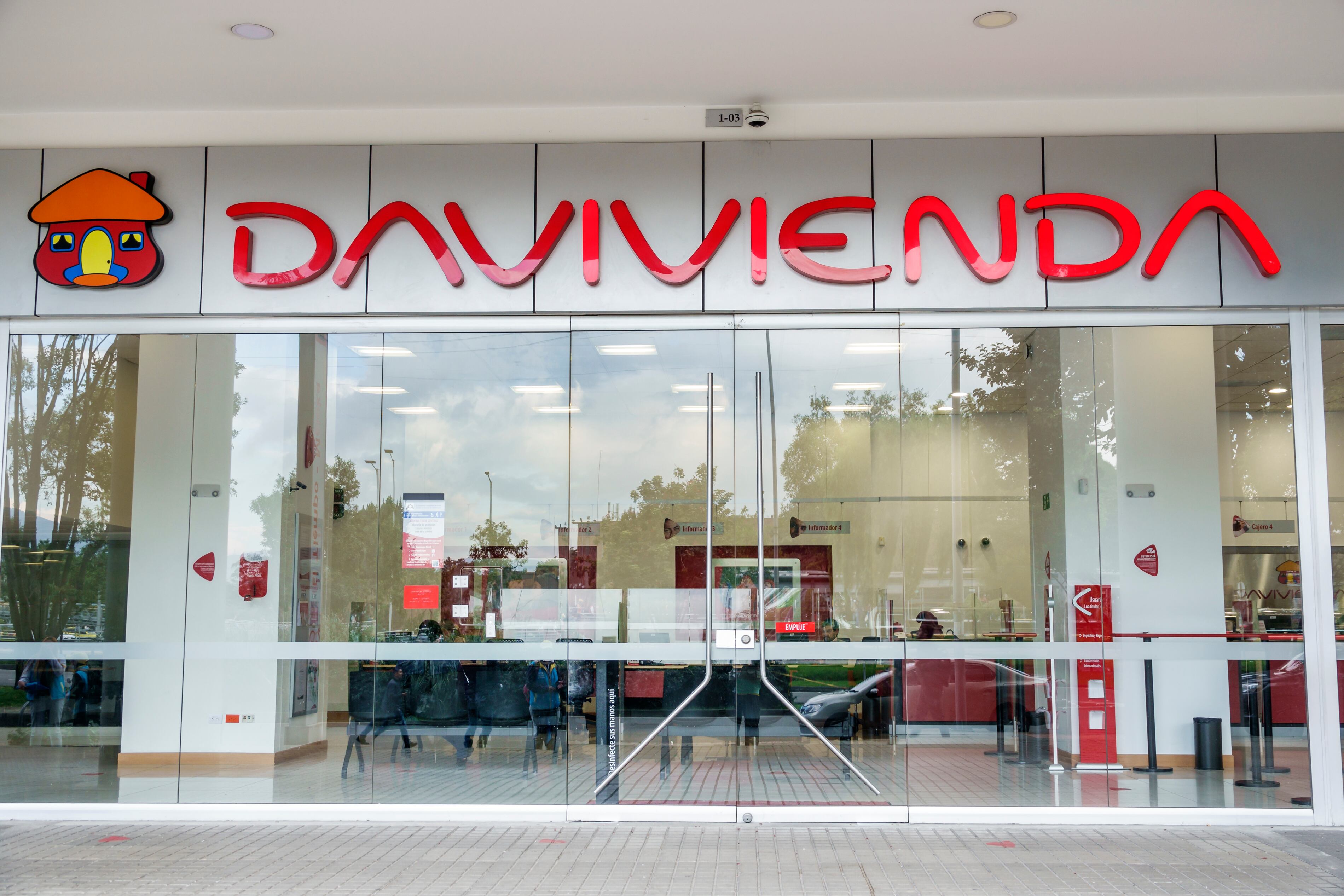 Bogota, Colombia, Avenida El Dorado, Calle 26, Davivienda Colombian bank. (Foto: Jeffrey Greenberg/Universal Images Group via Getty Images.