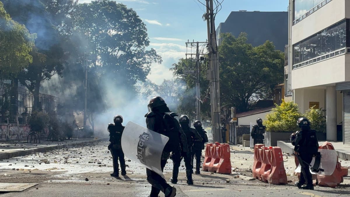 Enfrentamiento entre encapuchados y UNDMO frente a U. Pedagógica en Bogotá