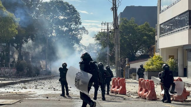 Enfrentamientos entre encapuchados y el UNDMO en Bogotá- Foto: Sebastián Herrera - Caracol Radio