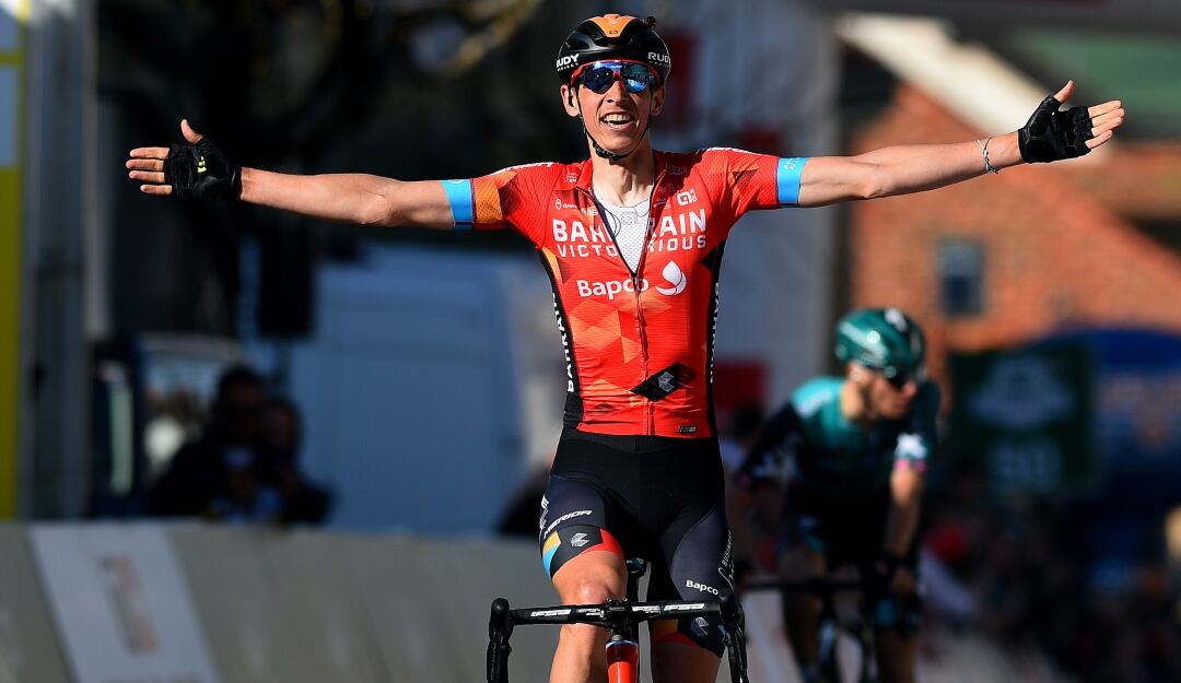 Dylan Teuns celebra la victoria en la segunda etapa del Tour de Romandía.