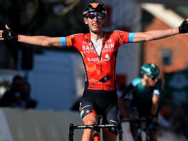 Dylan Teuns celebra la victoria en la segunda etapa del Tour de Romandía.