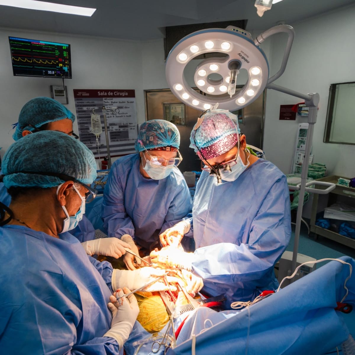 En el Hospital Internacional de Colombia se implantó el corazón artificial número 40