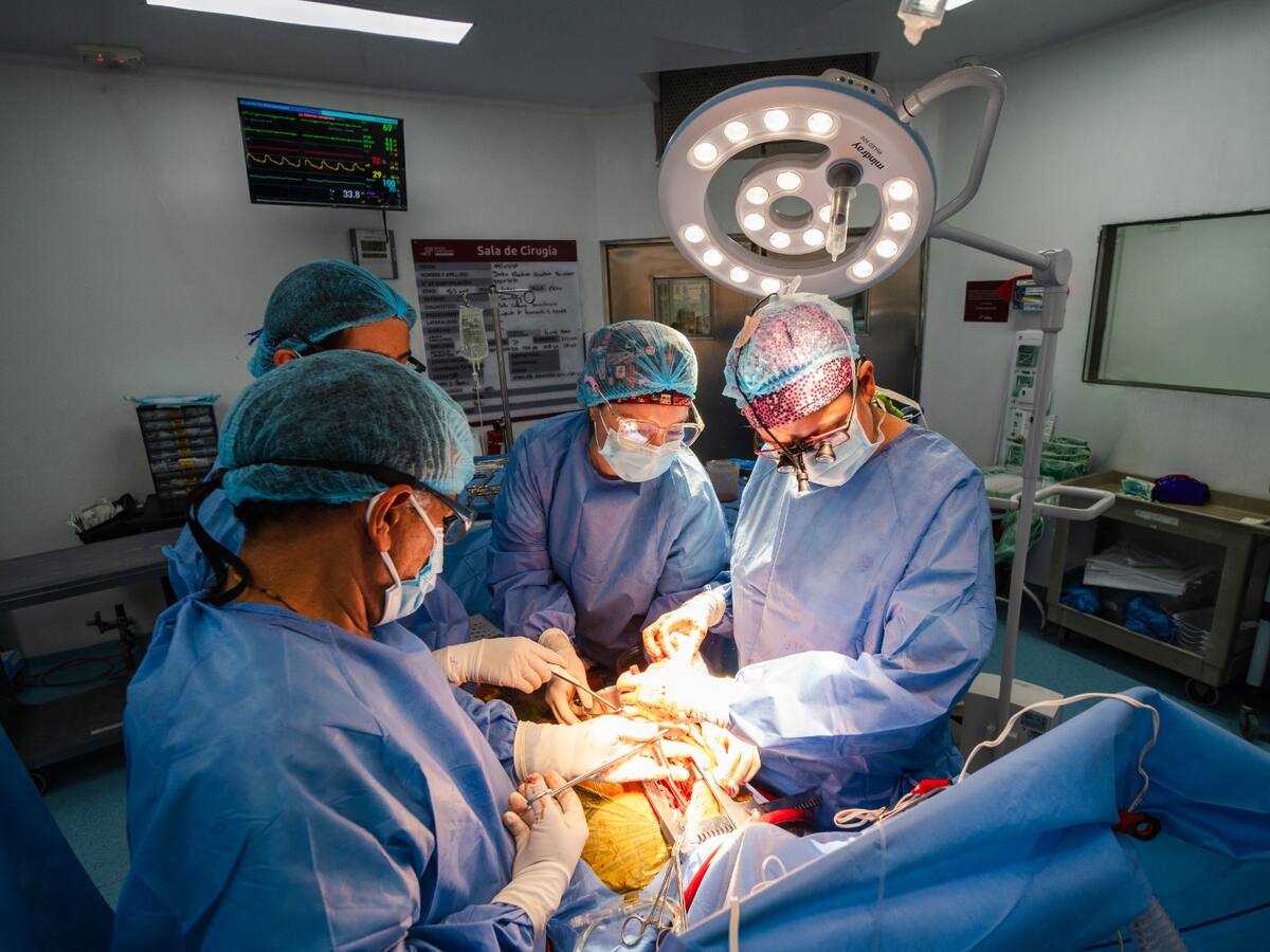 En el Hospital Internacional de Colombia se implantó el corazón artificial número 40