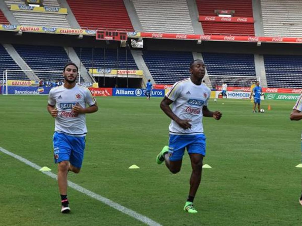 Arriban a Barranquilla los jugadores Cuadrado y Ospina