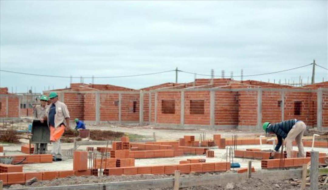 Habitantes reclaman cumplimiento en construcciones de vivienda
