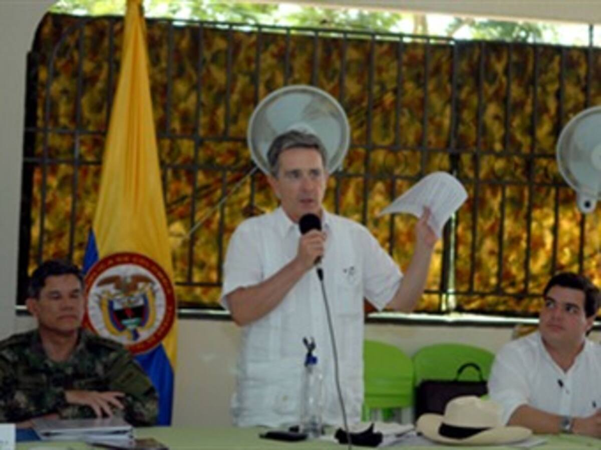 El presidente Uribe califica de cobarte al ELN y ratifica recompensa por ‘Grannobles’ y ‘Timochenko’