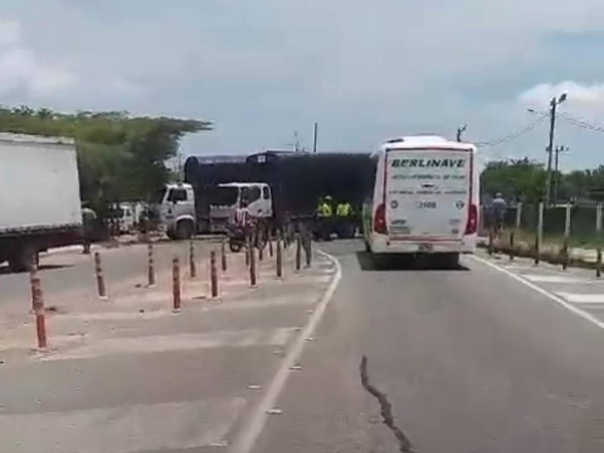 Se reporta bloqueo de camioneros cerca a la entrada al nuevo Puente Pumarejo