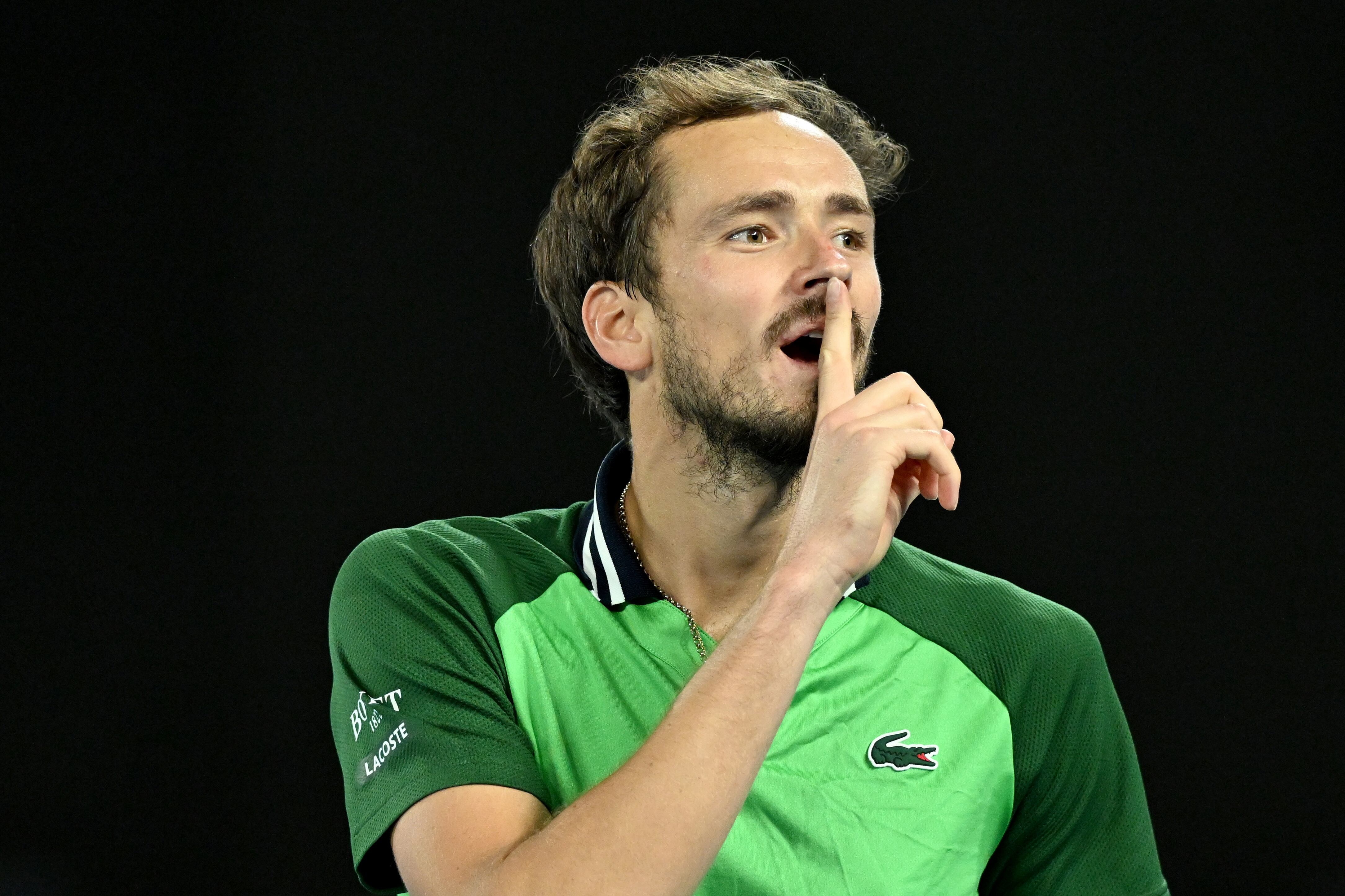Melbourne (Australia), 27/01/2024.- Daniil Medvedev of Russia celebrates match point during his Men'Äôs semifinal win over Alexander Zverev of Germany on Day 13 of the 2024 Australian Open at Melbourne Park in Melbourne, Australia, 27 January 2024. (Tenis, Alemania, Rusia) EFE/EPA/JAMES ROSS AUSTRALIA AND NEW ZEALAND OUT