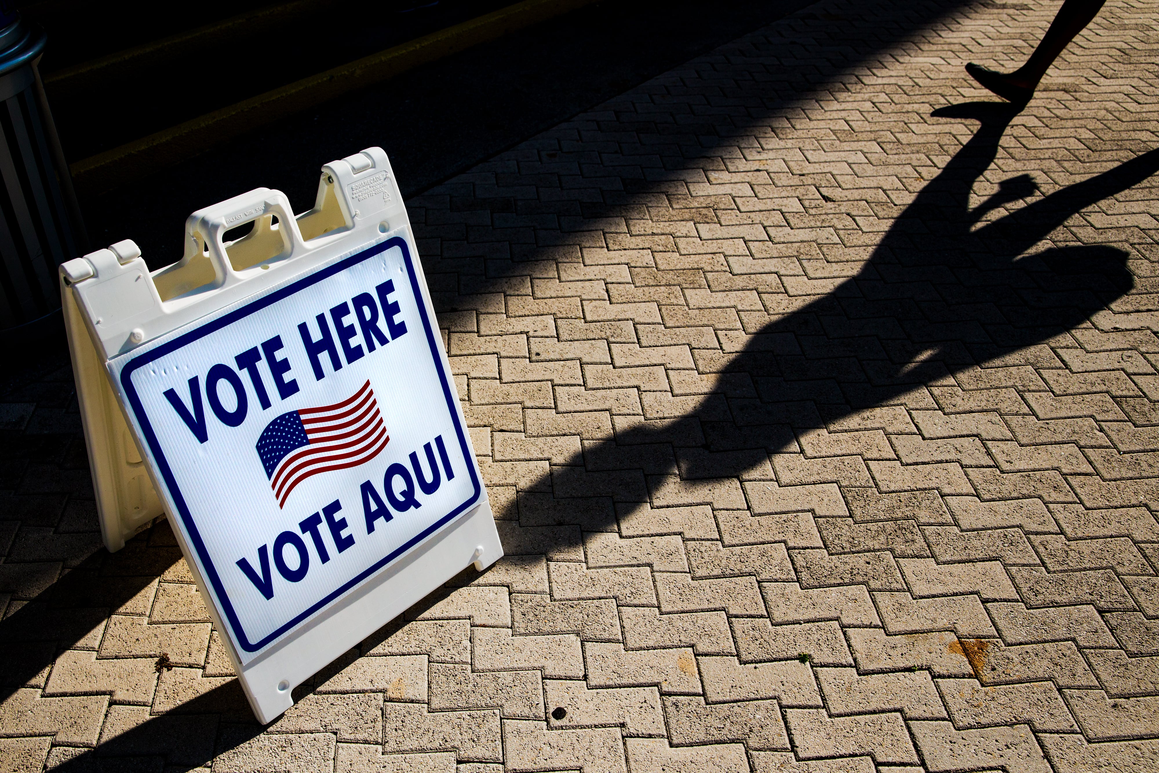 Un letrero que indica «vote aquí» frente a un centro de votación en Miami Beach, Florida, EE. UU. Foto Getty Images