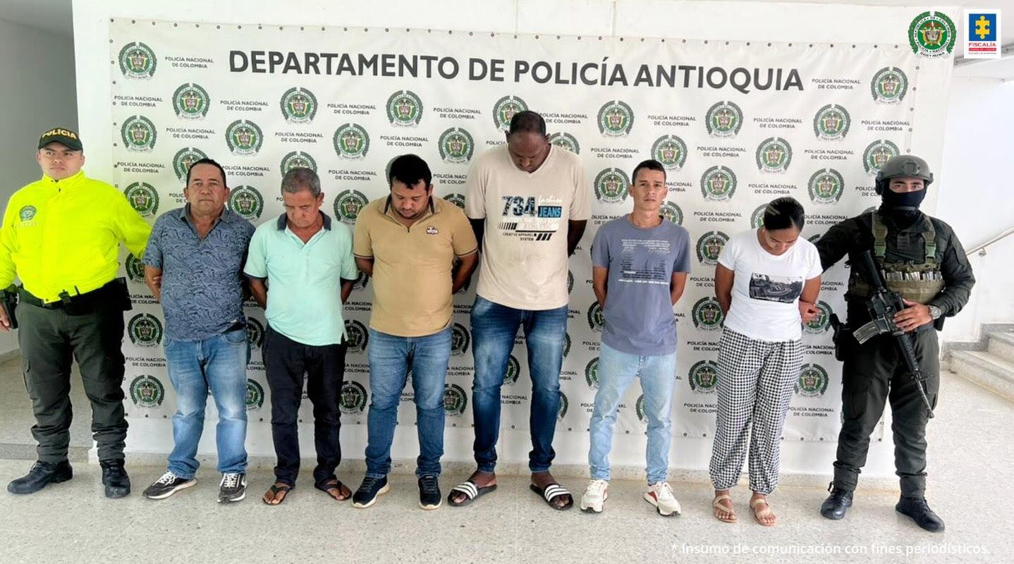 Por uso ilícito de maquinaria pesada para la explotación minera, los capturados fueron dejados a disposición de las autoridades. Foto: Fiscalía.