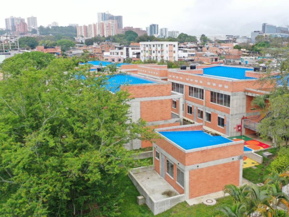 El Gobierno ha ampliado y construido 200 colegios en todo el país