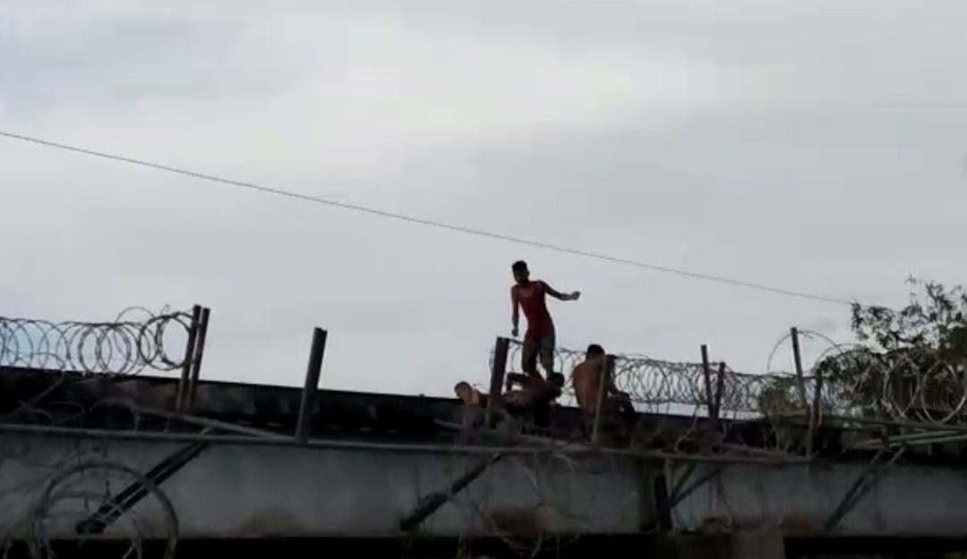 Jóvenes en las vías del trén