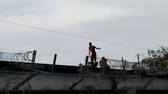 Jóvenes en las vías del trén