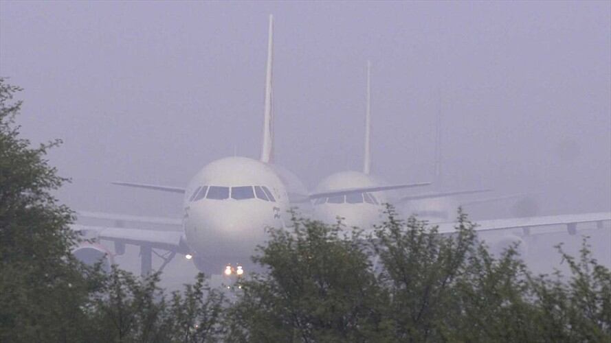 En el Aeropuerto El Dorado hay baja visibilidad y fuertes vientos que impiden el normal desarrollo de las operaciones aéreas. Foto: Getty Images