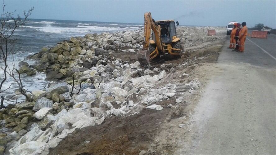 El oleaje golpeó sobre el talud y logró socavar más de dos metros de la berma de la carretera. Foto: Gobernación del Magdalena