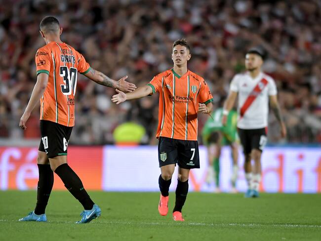 BUENOS AIRES, ARGENTINA - NOVEMBER 2: Geronimo Rivera of Banfield celebrates with teammate Leandro Garate after scoring the team's first goal during a Liga Profesional 2024 match between River Plate and Banfield at Estadio Antonio Vespucio Liberti on November 2, 2024 in Buenos Aires, Argentina. (Photo by Marcelo Endelli/Getty Images)