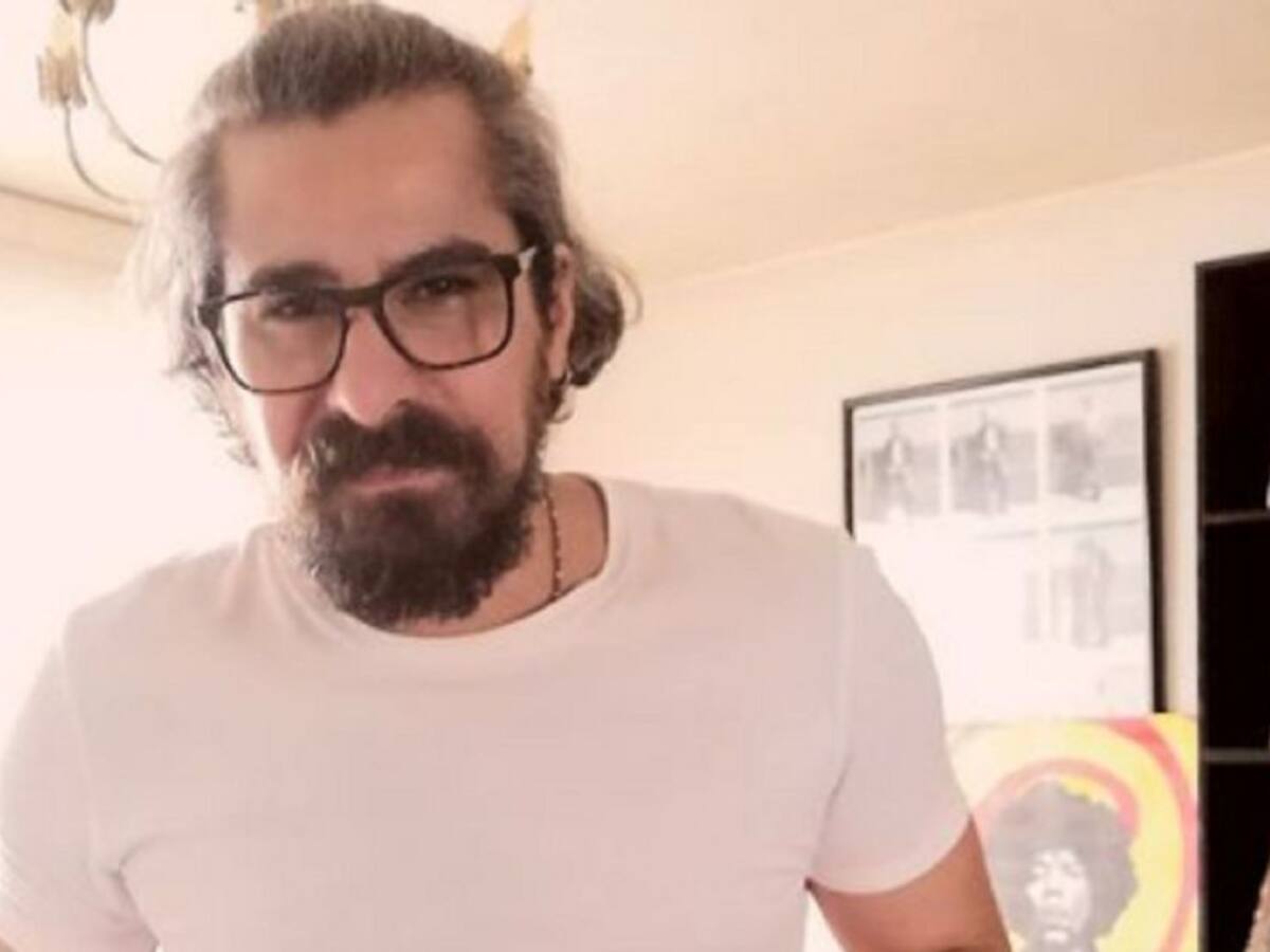 Cuestionan a actor que se vacunó, pese a que era un antivacunas