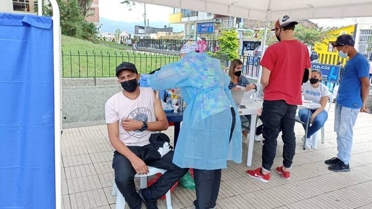 Vacunación COVID en parque Sucre, Armenia