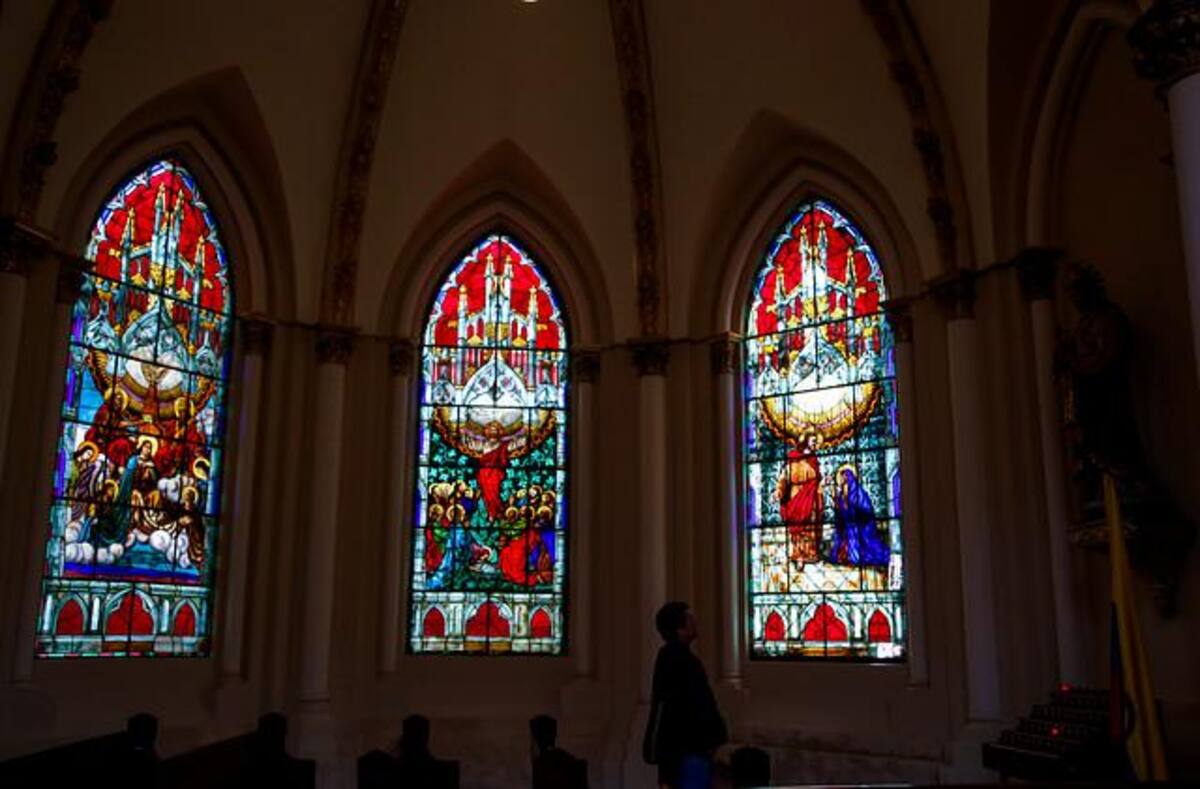 Imágenes de algunas de los principales templos e iglésias cátolicas de Bogotá, donde los fieles se reúnen a conmemorar la pasión de Cristo.