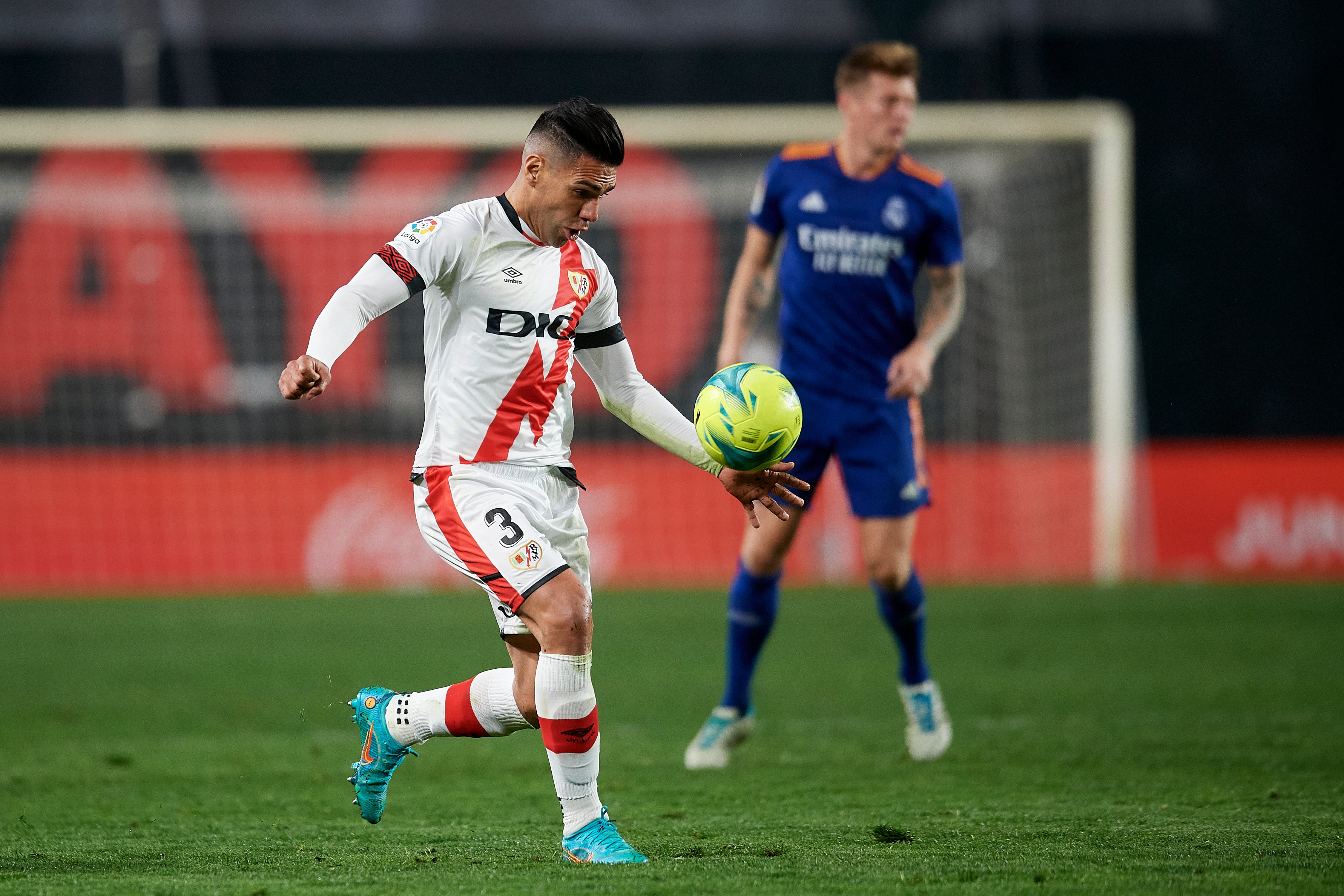 Radamel Falcao García con Rayo Vallecano durante un duelo liguero frente al Real Madrid. (Photo by Jose Breton/Pics Action/NurPhoto via Getty Images)