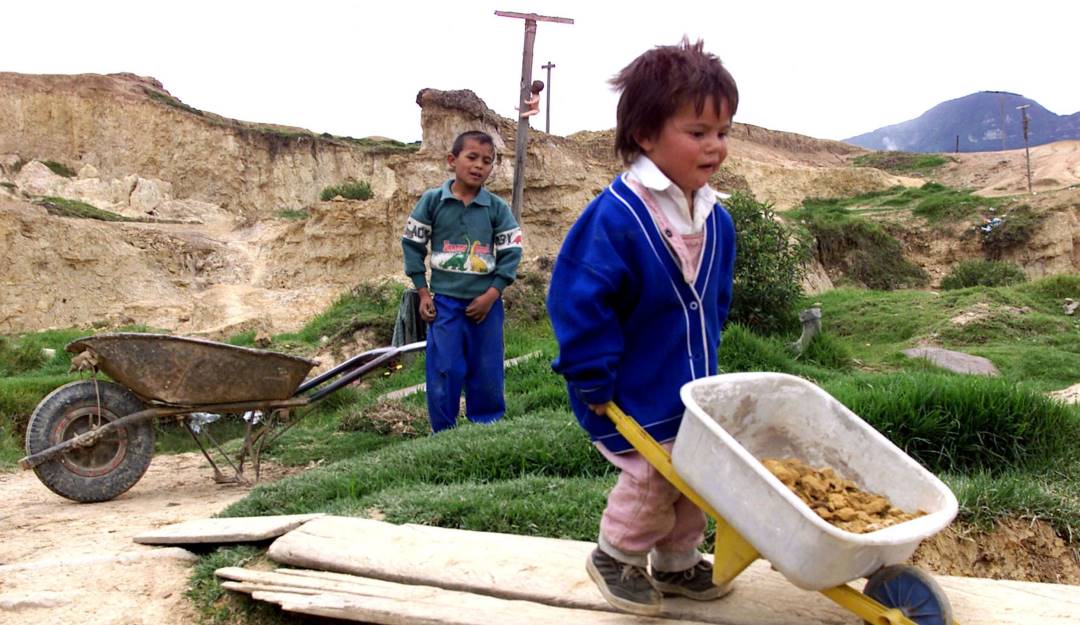 Niños aprendiendo a trabajar en construcción al sur de Bogotá (Colombia).             Foto: Getty 