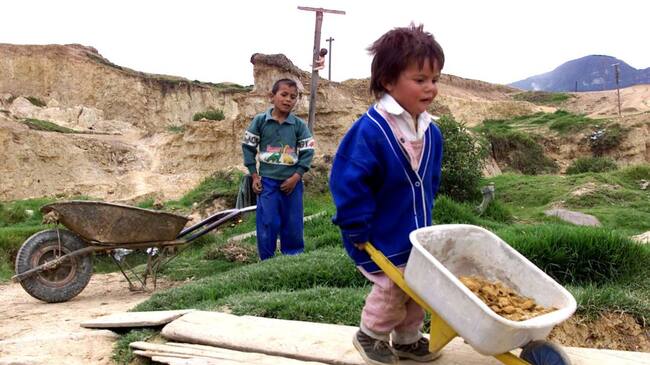 Niños aprendiendo a trabajar en construcción al sur de Bogotá (Colombia). Foto: Getty