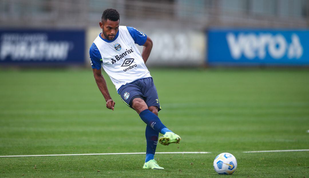 Miguel Borja entrenando con Gremio en 2021