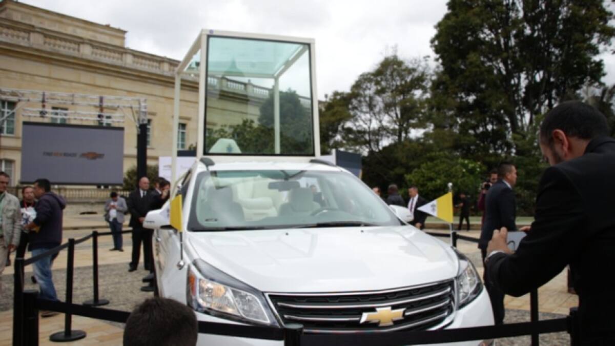 En la Plaza de Armas de la Casa de Nariño, en una ceremonia se presentó uno de los tres papamóviles que acompañarán en los recorridos por tierra al sumo pontífice´.