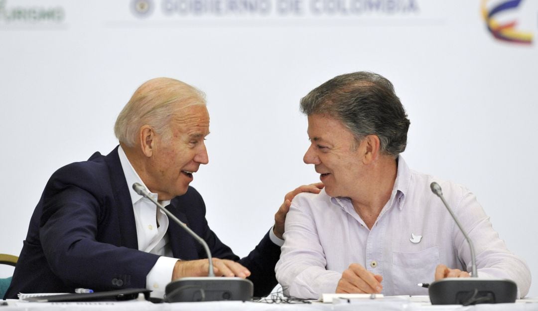 El presidente de EE.UU., Joe Biden, y el expresidente de Colombia, Juan Manuel Santos. 
