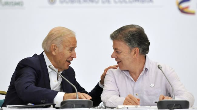 El presidente de EE.UU., Joe Biden, y el expresidente de Colombia, Juan Manuel Santos.