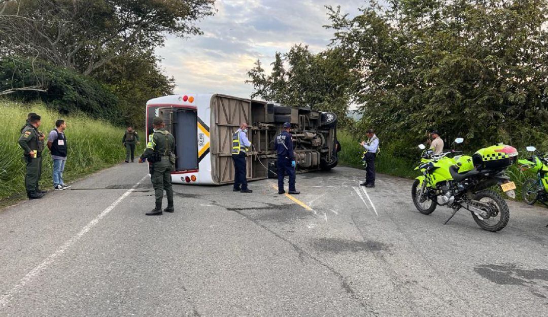 Se volcó bus que transportaba trabajadores de un ingenio azucarero del Valle