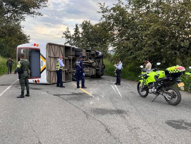 Se volcó bus que transportaba trabajadores de un ingenio azucarero del Valle
