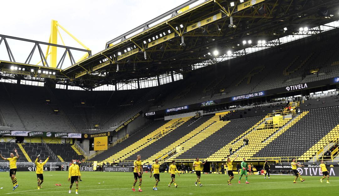Los jugadores del Borussia Dortmund durante la celebración a la curva sur del estadio Signal Iduna Park. 