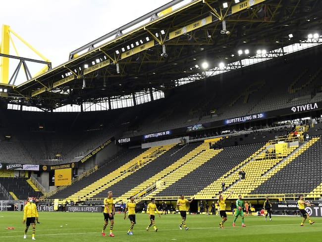 Los jugadores del Borussia Dortmund durante la celebración a la curva sur del estadio Signal Iduna Park. 