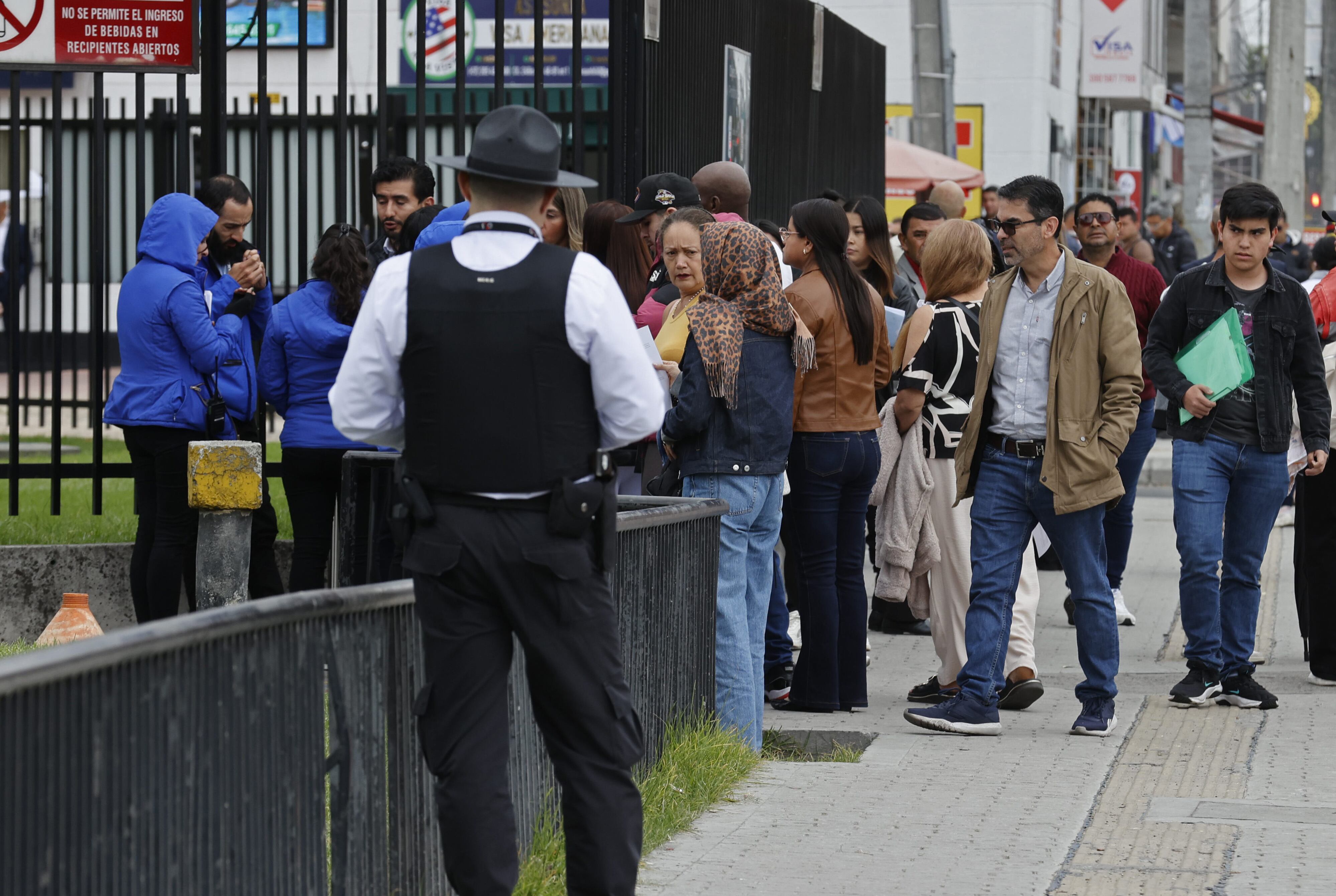  Ciudadanos colombianos solicitantes de visa de los Estados Unidos esperan en una fila este lunes, en la sede de la embajada de los Estados Unidos en Bogotá FOTO:  EE.UU. EFE/ Mauricio Dueñas Castañeda