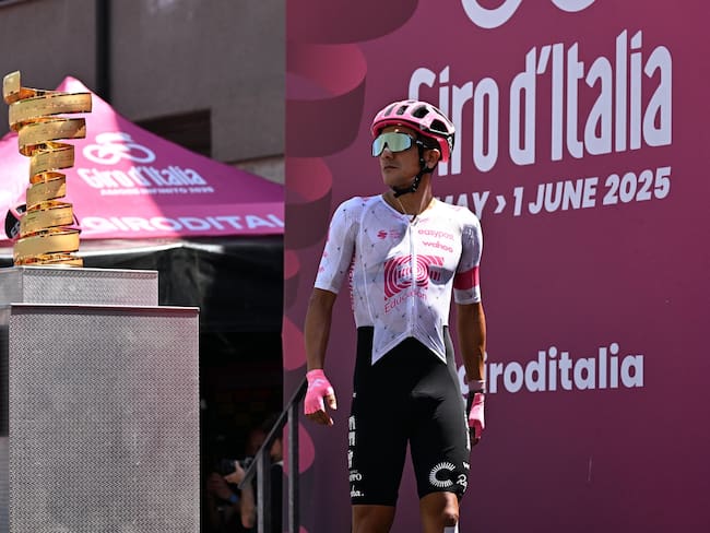 MORBEGNO (Italy), 29/05/2025.- Ecuadorian rider Richard Carapaz of Education -Easypost team on the signing-in podium before the departure of the 18th stage of the Giro d'Italia 2025 cycling race, over 144km from Morbegno to Ceswano Maderno, in Morbegno, Italy, 29 May 2025. (Ciclismo, Italia) EFE/EPA/LUCA ZENNARO