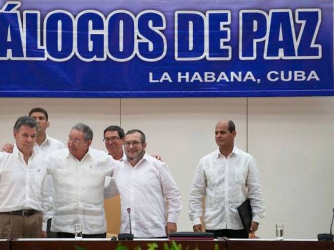 Delegaciones de paz del Gobierno y las Farc visitaron al presidente Raúl Castro