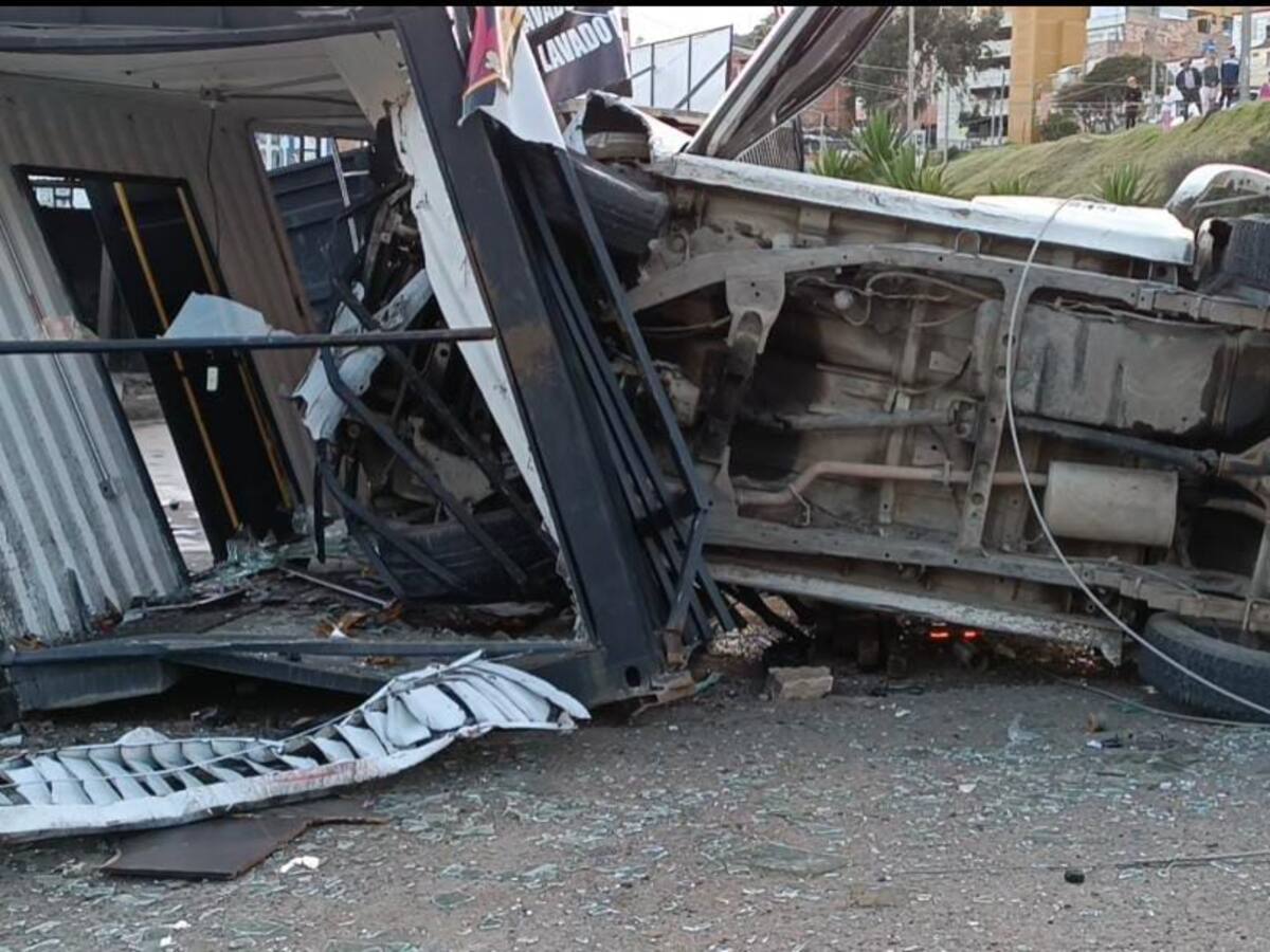 Camioneta al parecer sin frenos ‘voló' y se estrelló contra container en Tunja