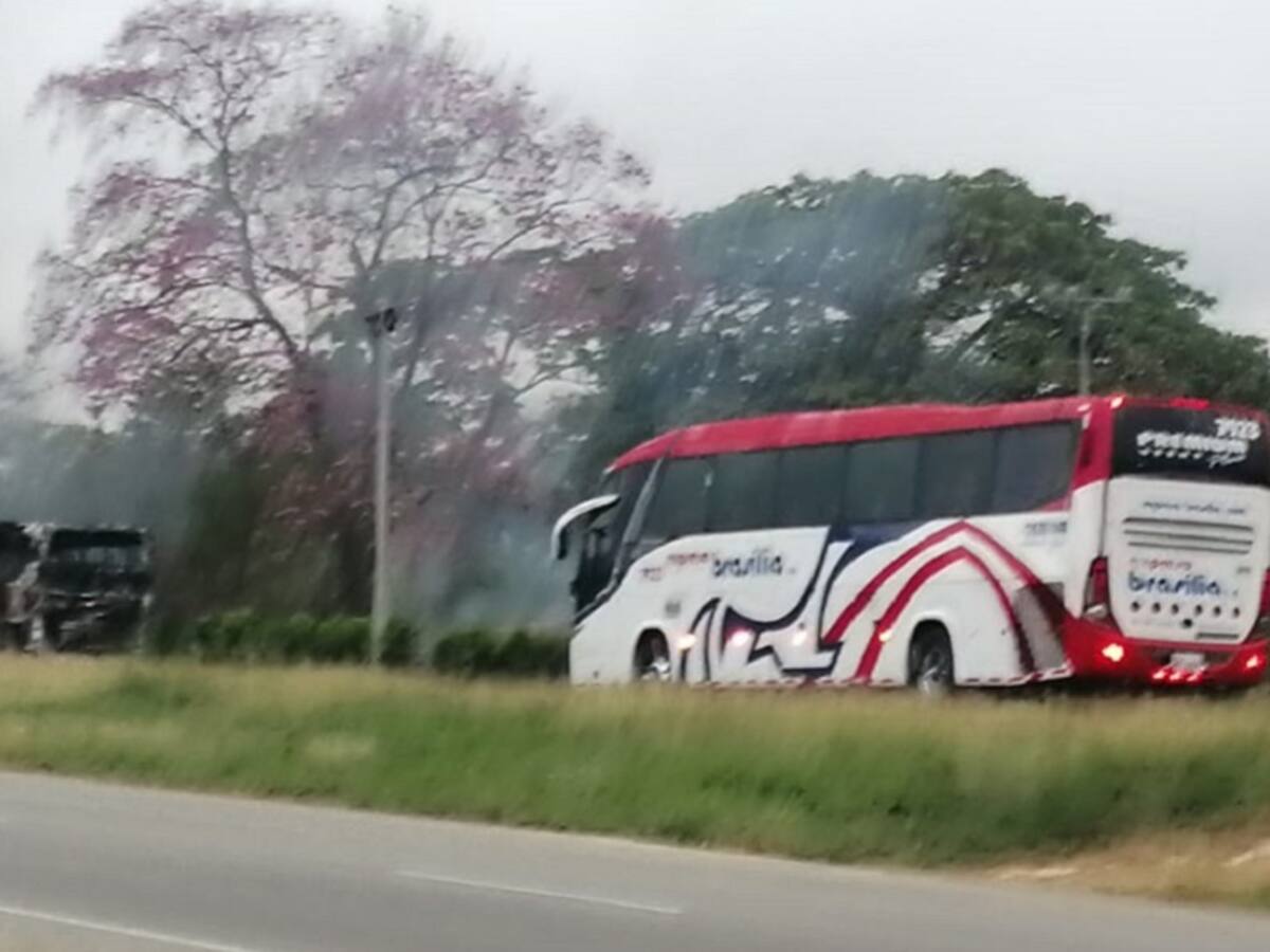 ELN incineró un bus en vías del Cesar